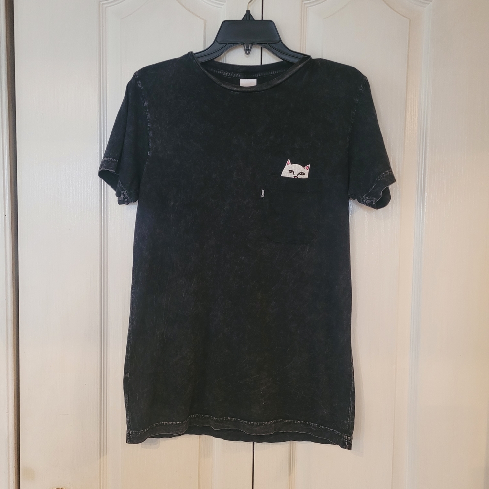 RIPNDIP charcoal T-Shirt with Cat Pocket flipping the bird.